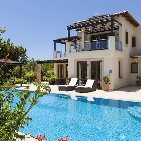 Aphrodite Hills منتجع 4*