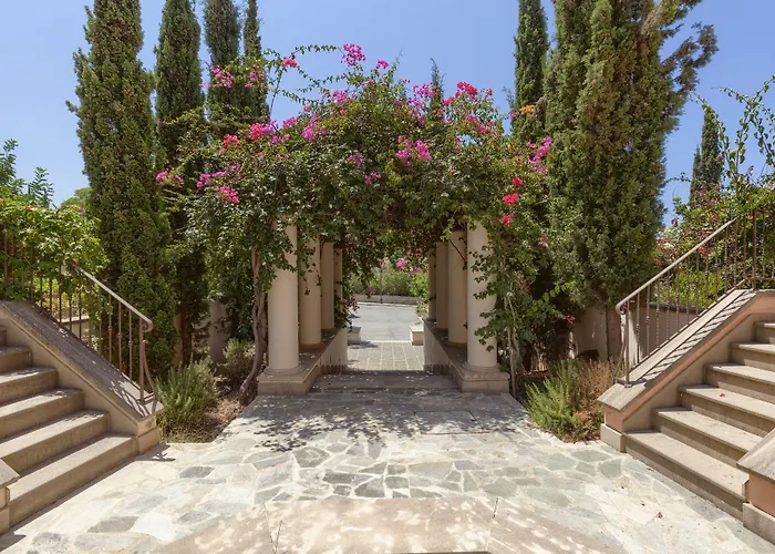 Aphrodite Hills אתר נופש 4*